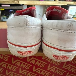 2.5 youth white vans with rain bows. Very good shape. Very little wear .